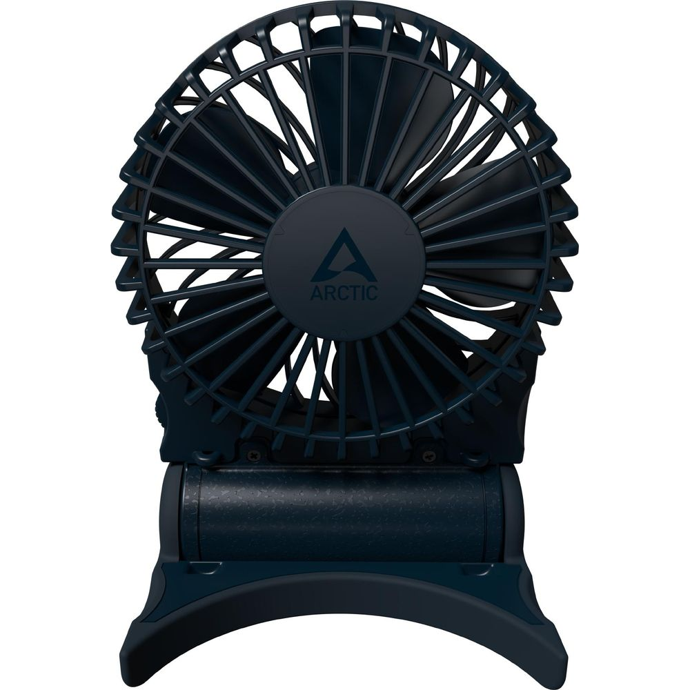 Una ventola portatile blu scuro con il logo ARCTIC sulla griglia.