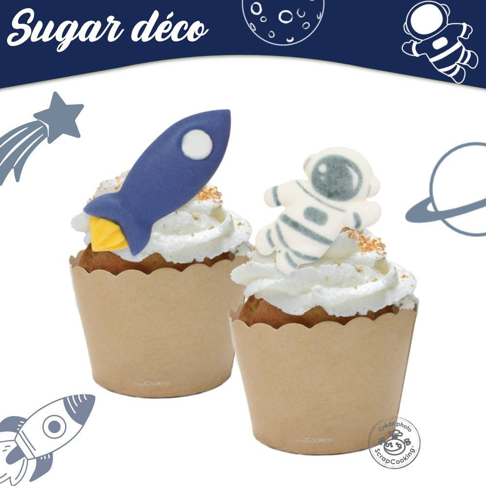 Zwei Cupcakes mit Weltraum-Dekoration: eine Rakete und ein Astronaut.