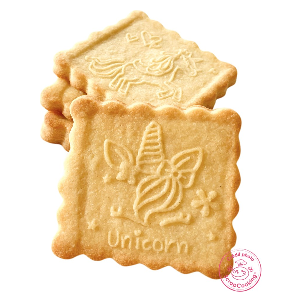 Quadratische Kekse mit Einhorn-Prägung und "Unicorn"-Schriftzug.