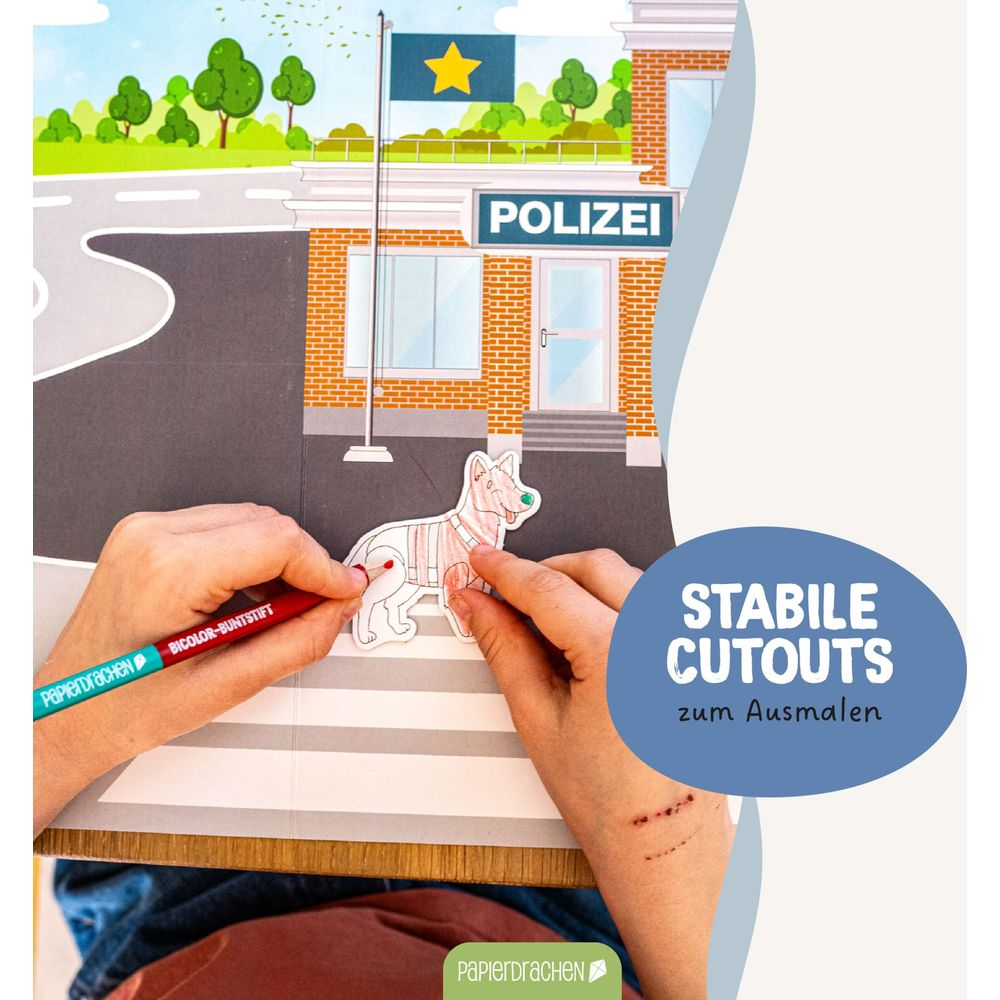 Mani colorano un cane ritagliato davanti a un edificio POLIZEI.