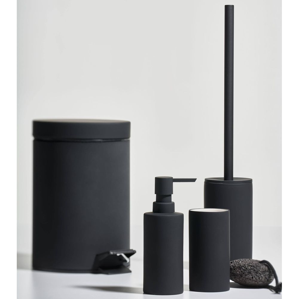 Schwarze Badezimmer-Accessoires: Mülleimer, Seifenspender, Becher, Bürste.