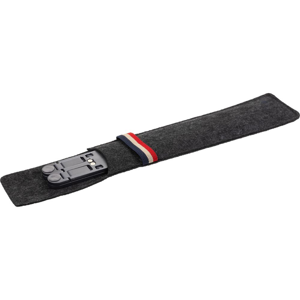 Un multiutensile nero con linguetta a strisce bianche e rosse in una custodia di feltro grigio.