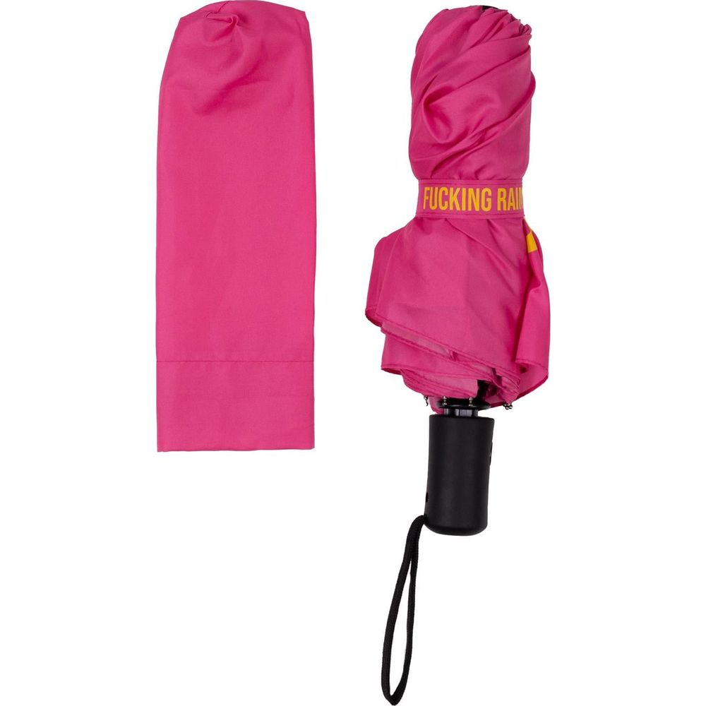 Ein geschlossener, knallpinker Regenschirm mit schwarzem Griff und Band mit Aufschrift.