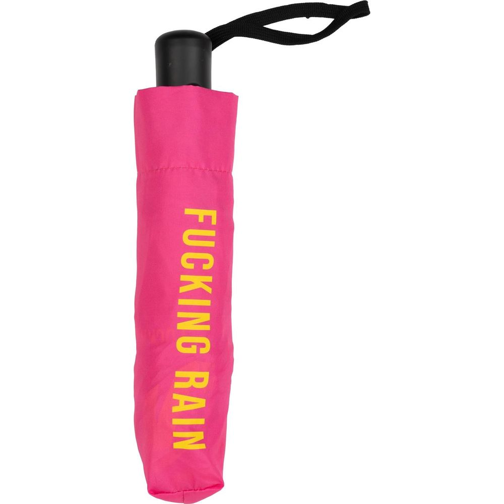 Ein geschlossener, knallpinker Regenschirm mit schwarzem Griff und gelbem Text.