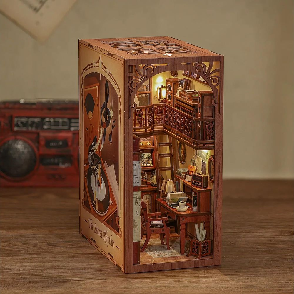 Miniatur-Musikzimmer mit Schreibtisch, Stuhl, Bücherregal und Retro-Radio.