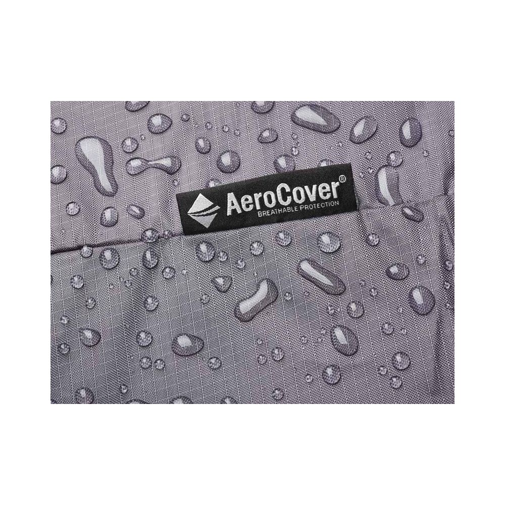 Grauer Stoff mit Wassertropfen und einem schwarzen AeroCover-Etikett mit weißer Schrift.