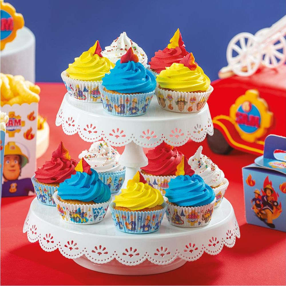 Feuerwehrmann Sam Cupcakes in roter, blauer, gelber und weißer Glasur auf einem Ständer.