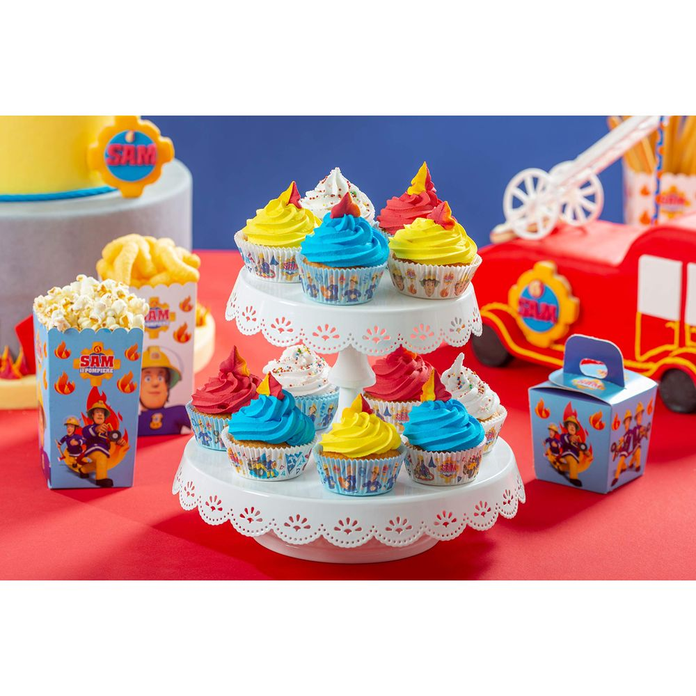 Feuerwehrmann Sam Cupcakes mit roter, gelber und blauer Glasur auf einem weißen Ständer.