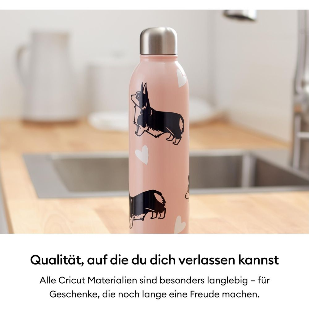 Eine rosafarbene Trinkflasche mit schwarzen Corgi-Motiven und Herzen.