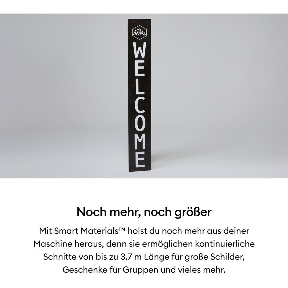 Schwarzes Schild mit weißer Schrift 'WELCOME' und Logo.
