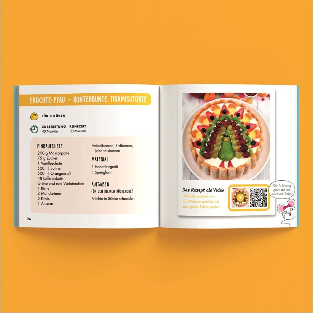 Una ricetta di tiramisù alla frutta decorata come un pavone su una pagina di libro.