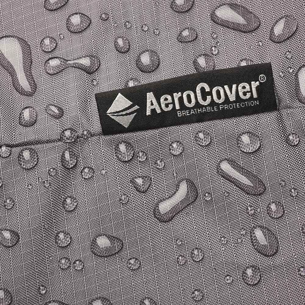 Graues Gewebe mit Wassertropfen und einem AeroCover-Logo.