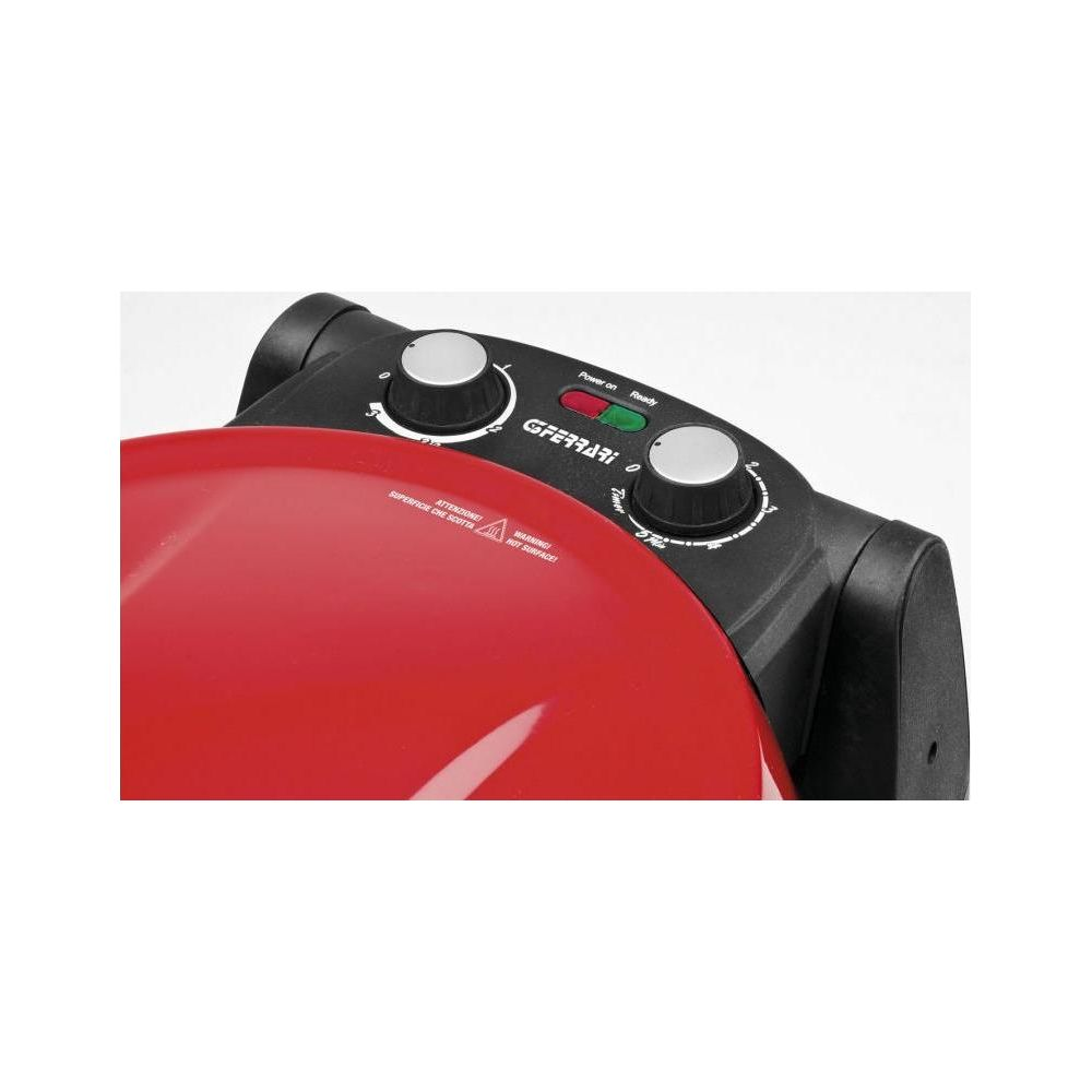 Rote GFerrari-Maschine mit zwei Drehknöpfen und Kontrollleuchten für Power und Ready.