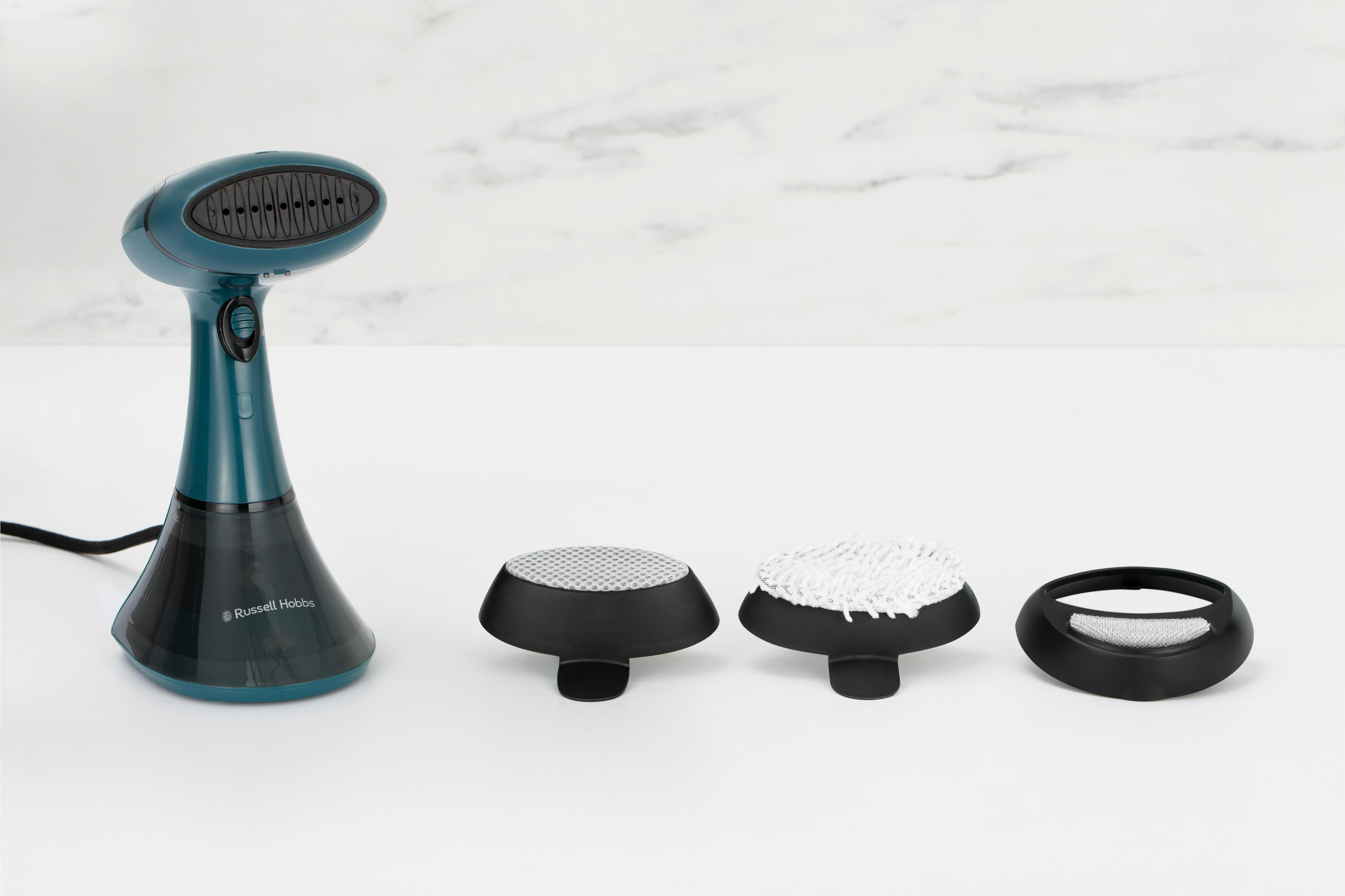 Un vaporizzatore per abiti turchese con tre accessori su una superficie bianca.