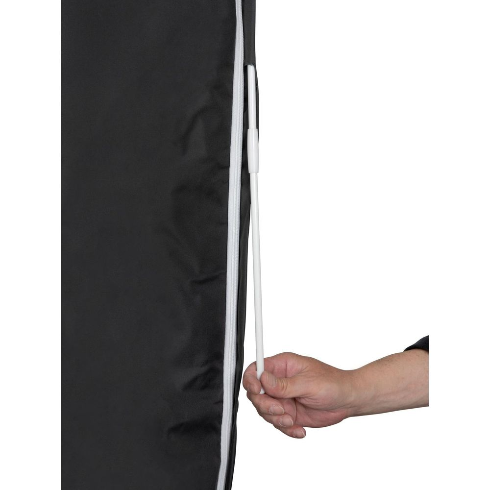 Eine Hand zieht einen weißen Reißverschluss an einer schwarzen Tasche.