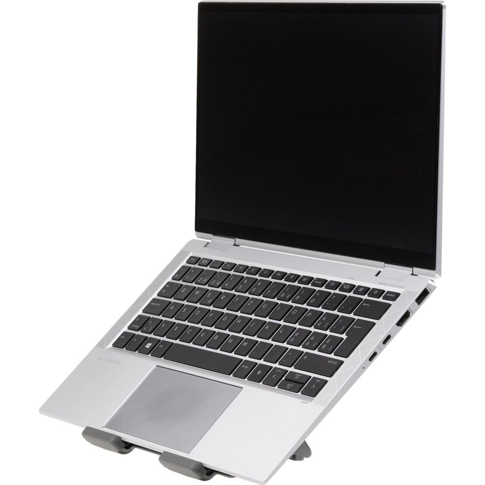 Un laptop argentato su un supporto, con tastiera e schermo neri.