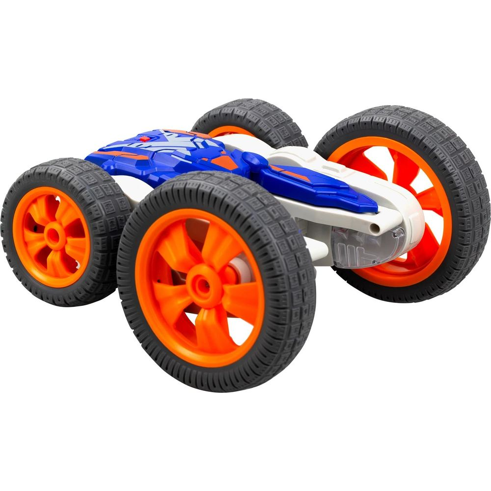 Blau-weißer Spielzeug-Stunt-Truck mit orangen Felgen und schwarzen Reifen.
