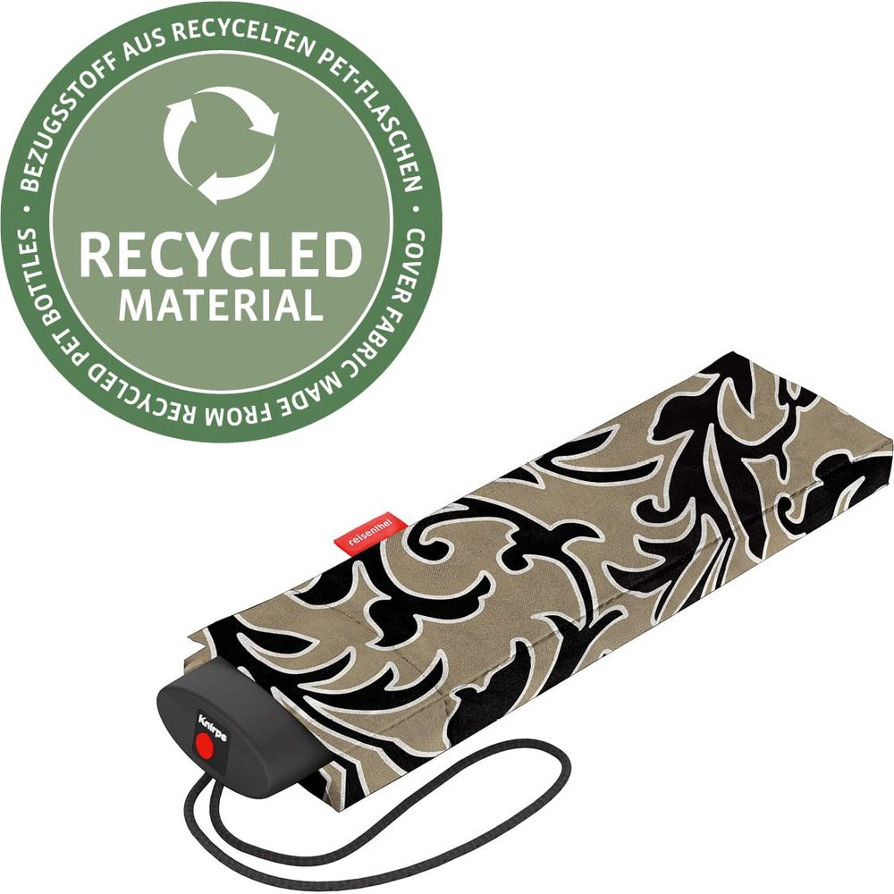 Ein geschlossener Regenschirm mit beige-schwarzem Muster und Recycling-Siegel.