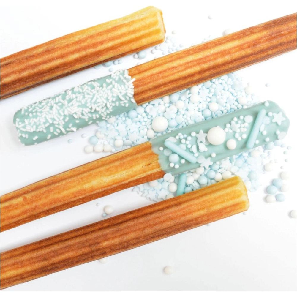 Churros trempés dans un glaçage bleu et des vermicelles sur fond blanc.