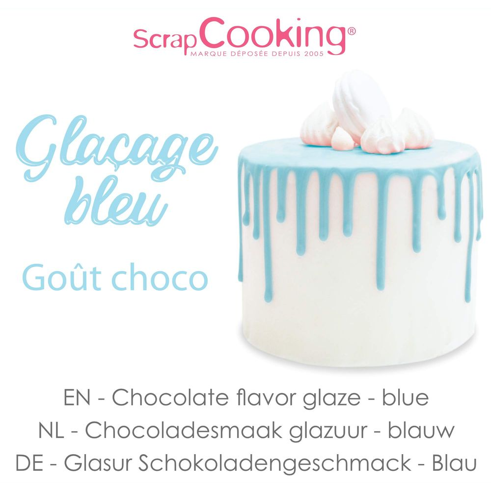 Gâteau blanc avec glaçage chocolat bleu et garniture de meringue.