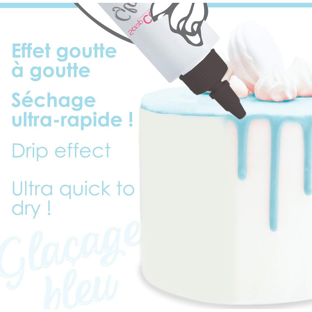 Un gâteau blanc avec des coulées de glaçage bleu et une bouteille appliquant le glaçage.