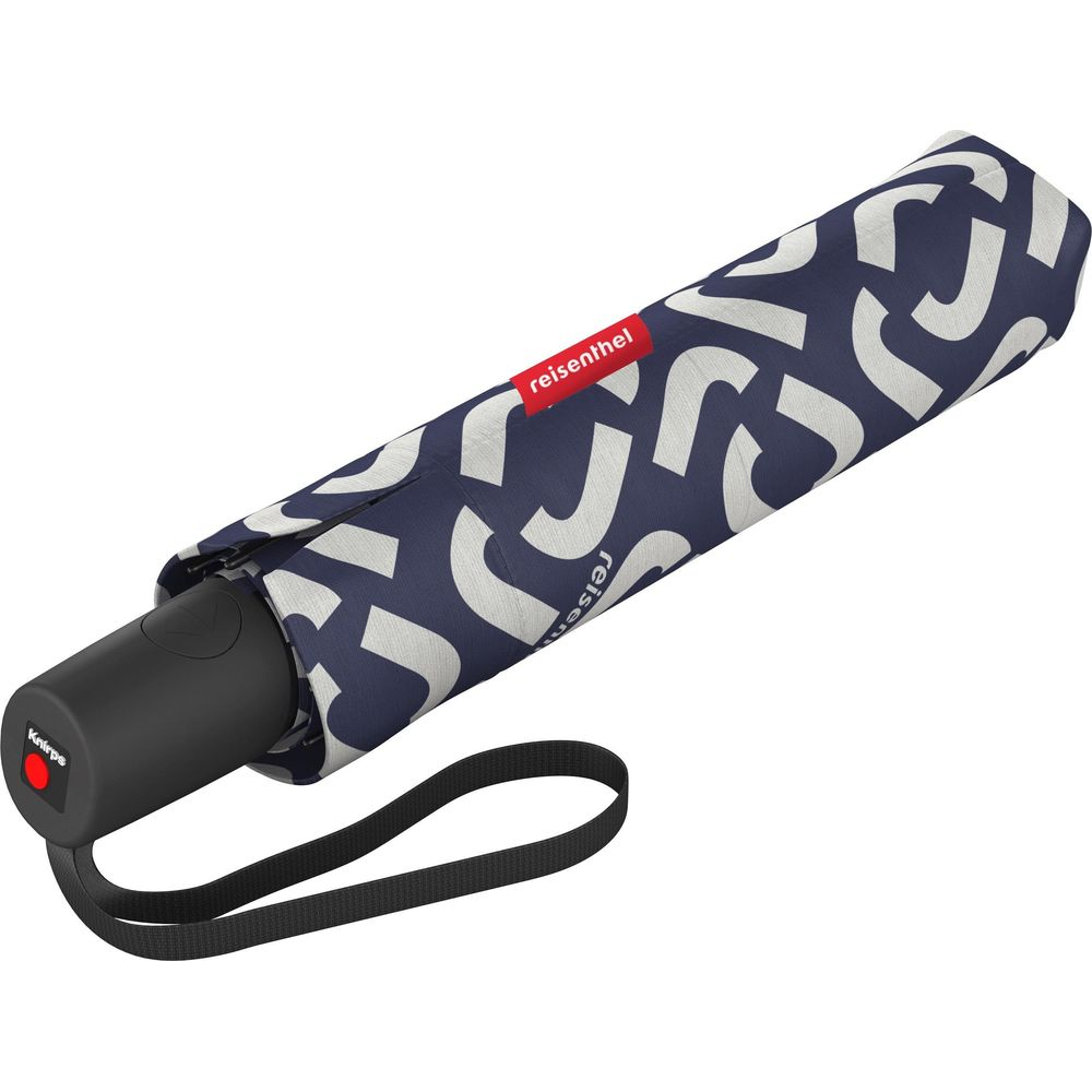 Un ombrello blu navy chiuso con motivo bianco e logo rosso.