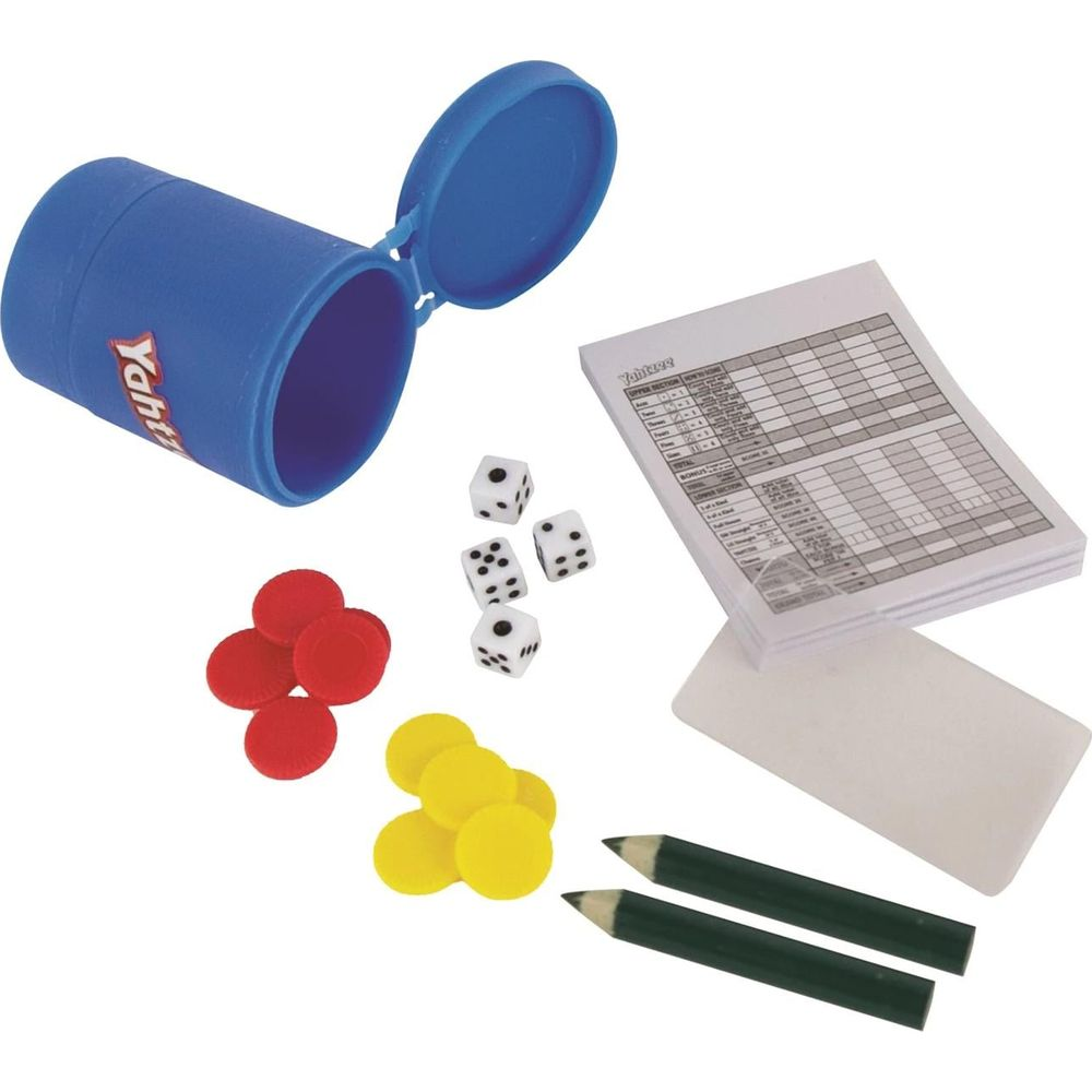 Gobelet à dés, dés, cartes de score, jetons et crayons sur fond blanc.