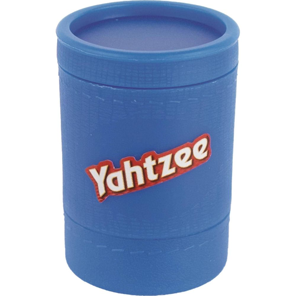 Un gobelet à dés Yahtzee bleu avec lettrage rouge.