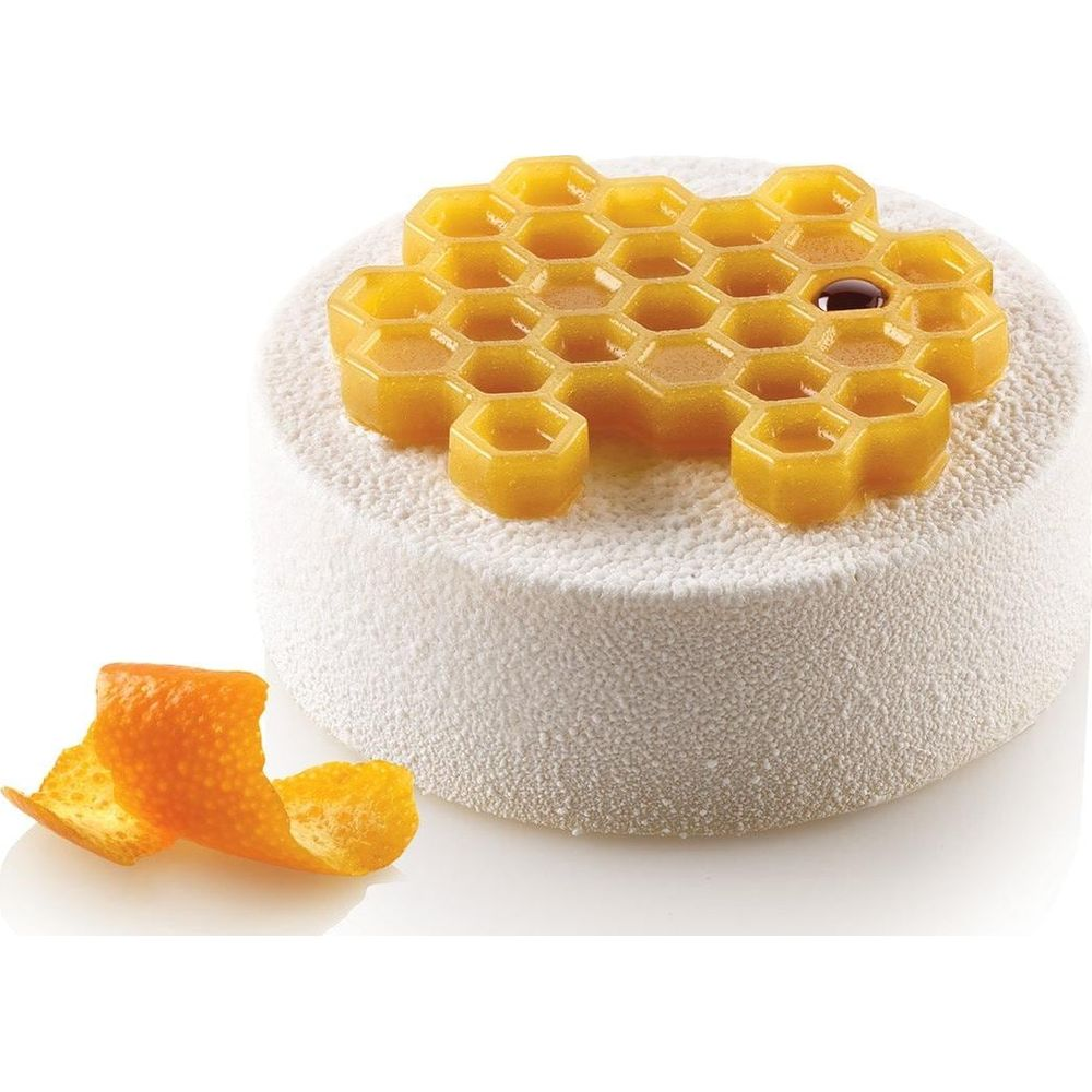 Weiße Torte mit Waben-Topping und Orangenschale.