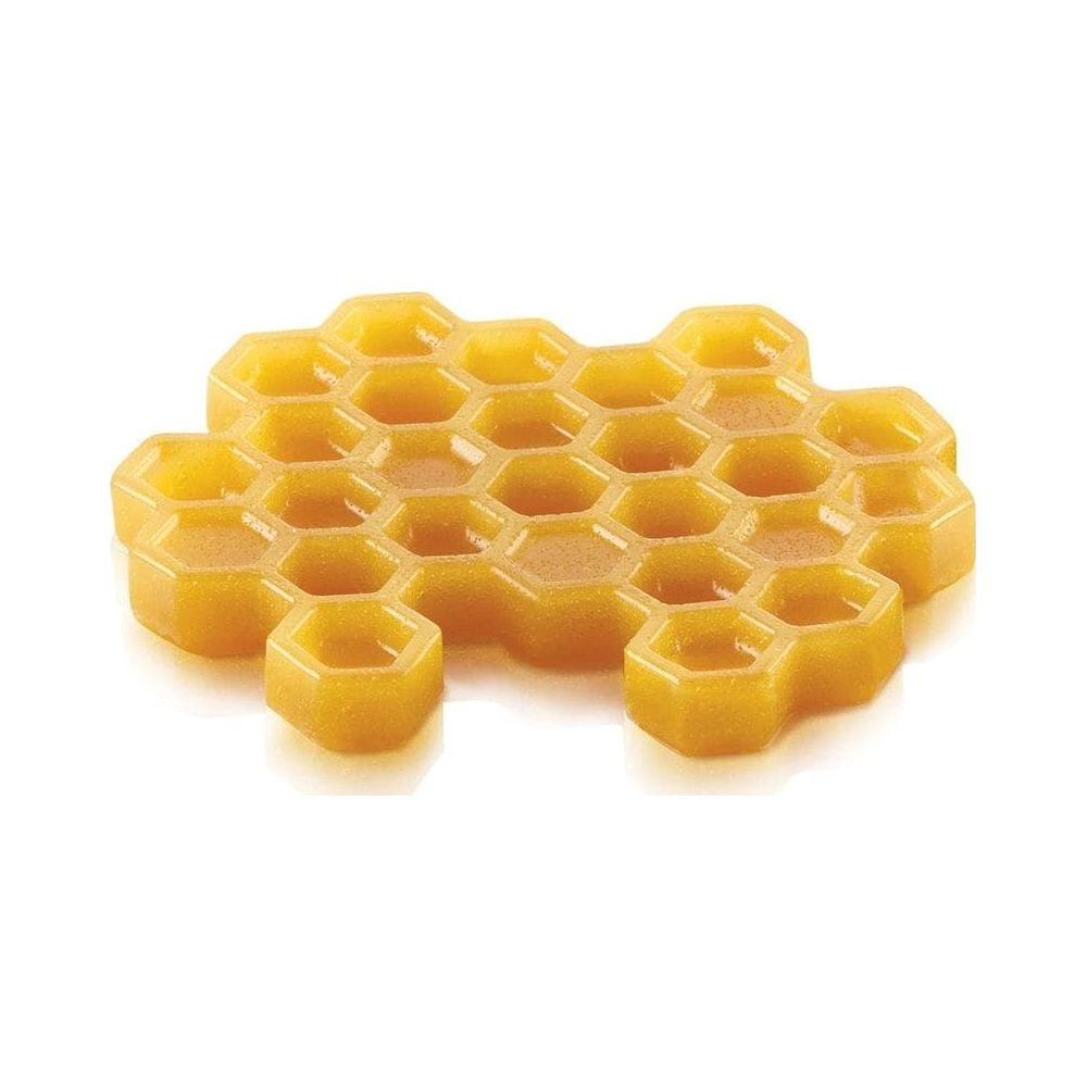 Ein gelber Waben-Eiswürfelbehälter mit vielen sechseckigen Fächern auf weißem Hintergrund.
