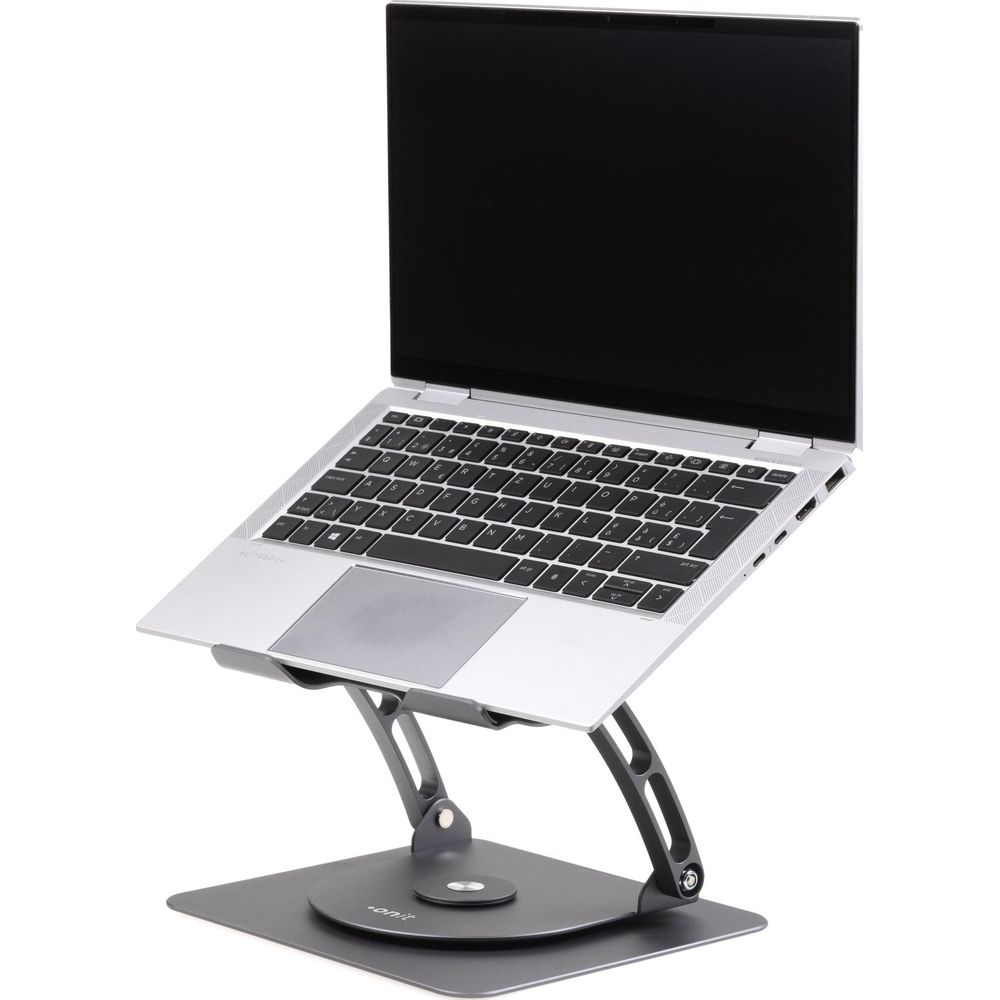 Un laptop argentato è posizionato su un supporto scuro e regolabile.