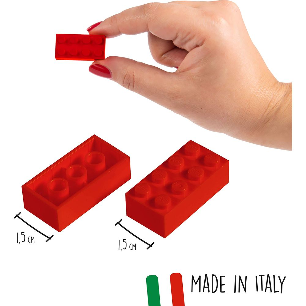 Main tenant une brique rouge; deux briques rouges avec marque de 1,5 cm.