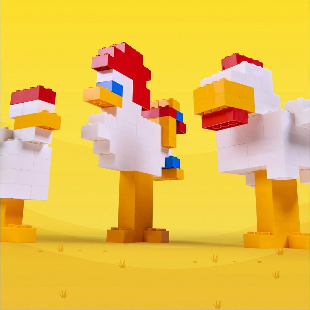 Trois poulets en briques blancs, pattes jaunes, crêtes rouges sur fond jaune.