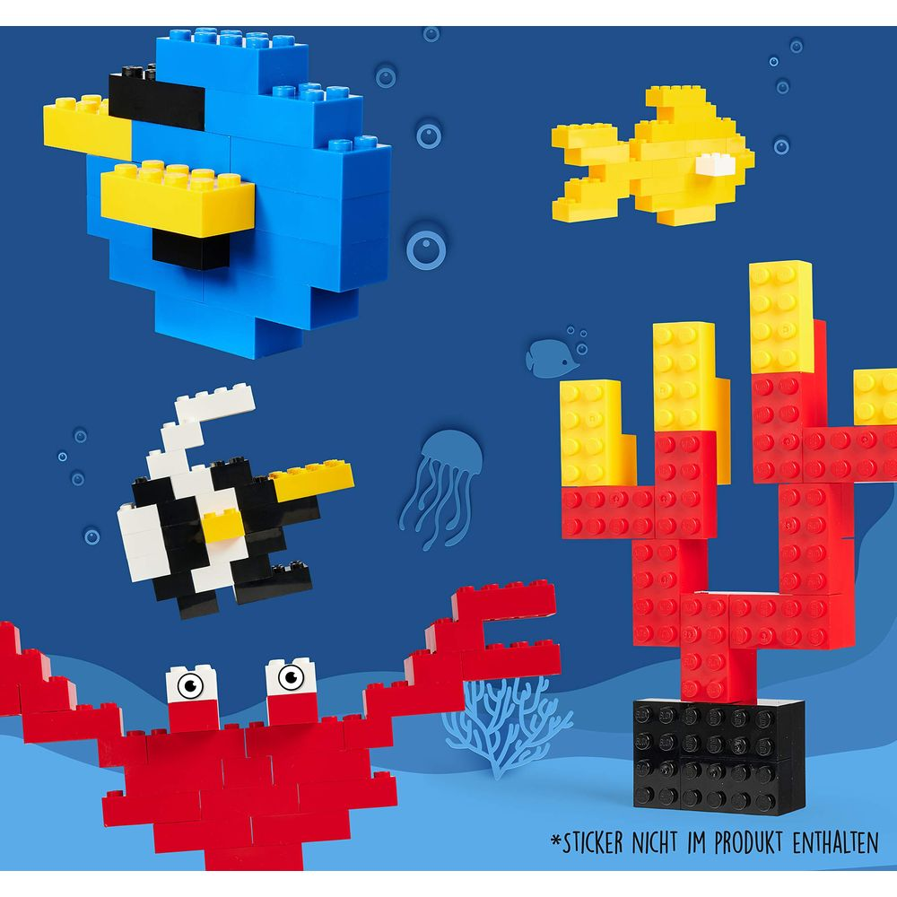 Scène sous-marine colorée en Lego avec crabe, poissons, méduse et corail.
