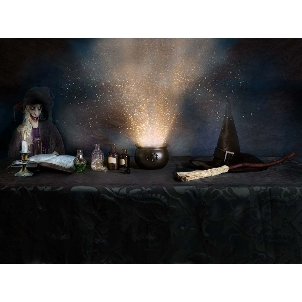 Eine gruselige Hexe, ein Zaubertrankkessel, Fläschchen, ein Buch und ein Besen auf einem Tisch.