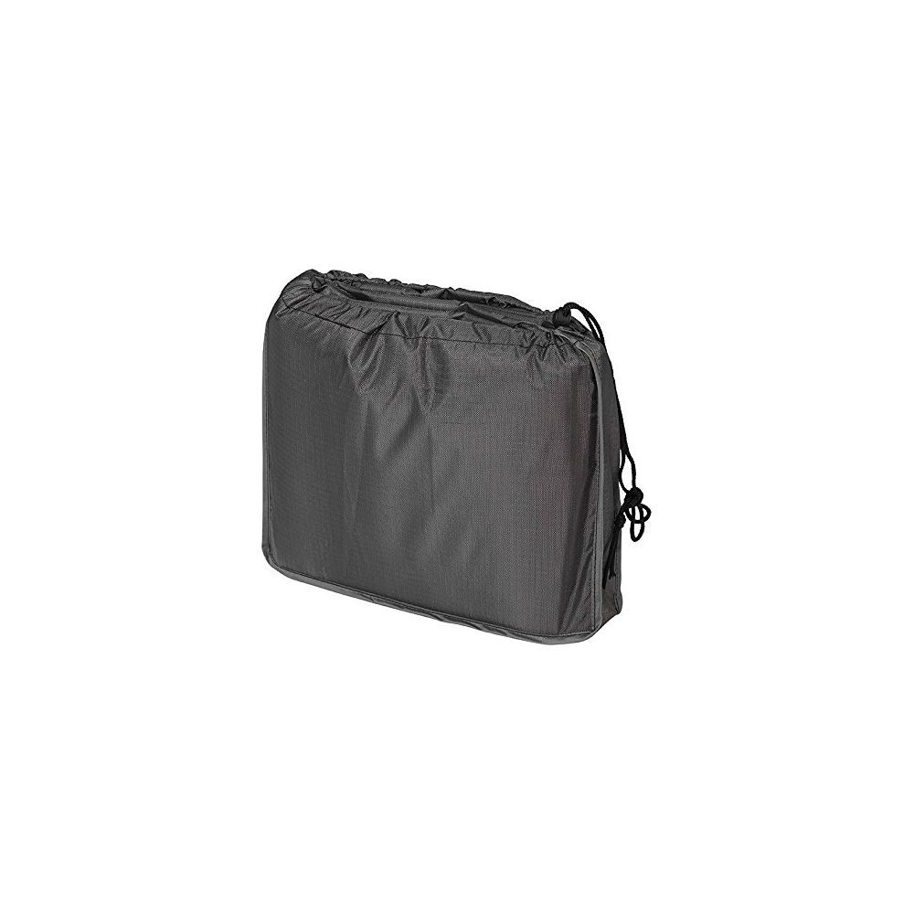Ein grauer Packsack mit Kordelzug, auf weißem Hintergrund.