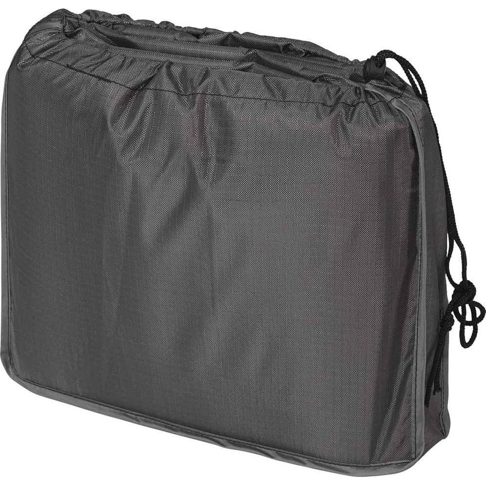Graue Stofftasche mit Kordelzugverschluss, auf weißem Hintergrund.