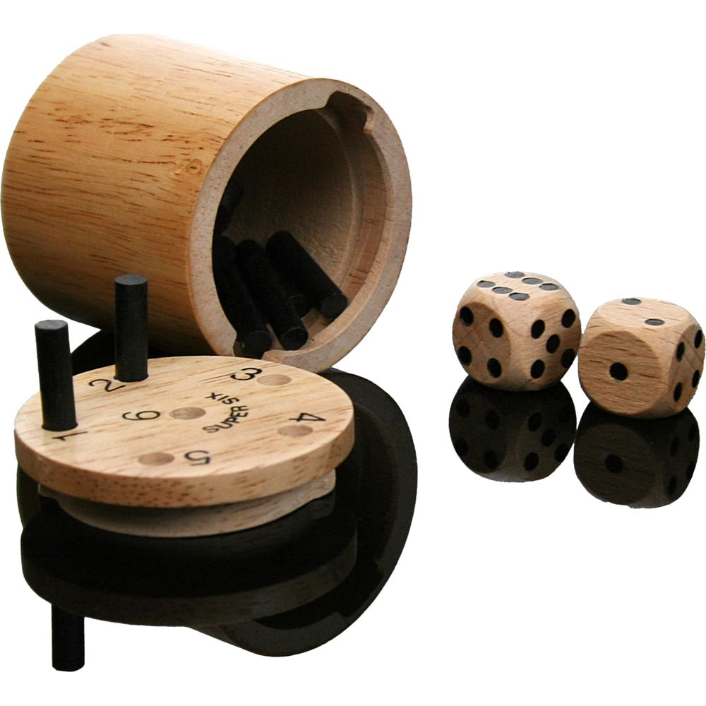 Holzbehälter mit Spielsteinen, zwei Würfel daneben.