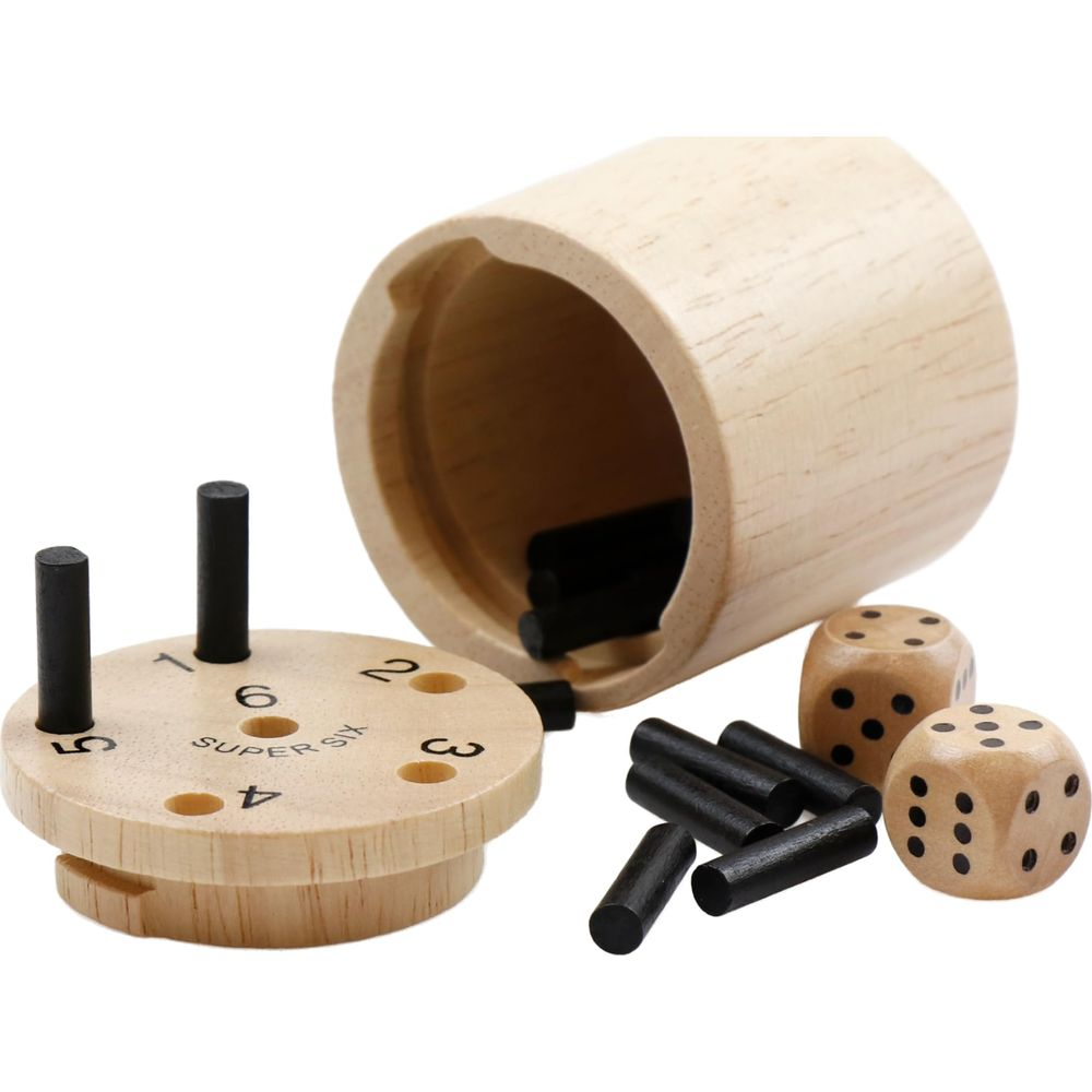Holzspielzeug mit Zylinder, Würfeln und schwarzen Stiften.