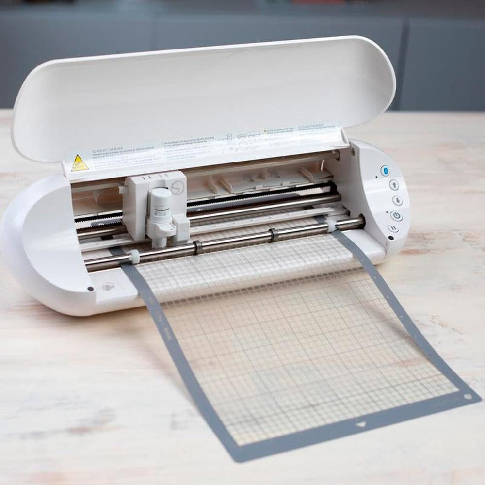 Ein weißer Schneideplotter mit offenem Deckel und einer Schneidematte.