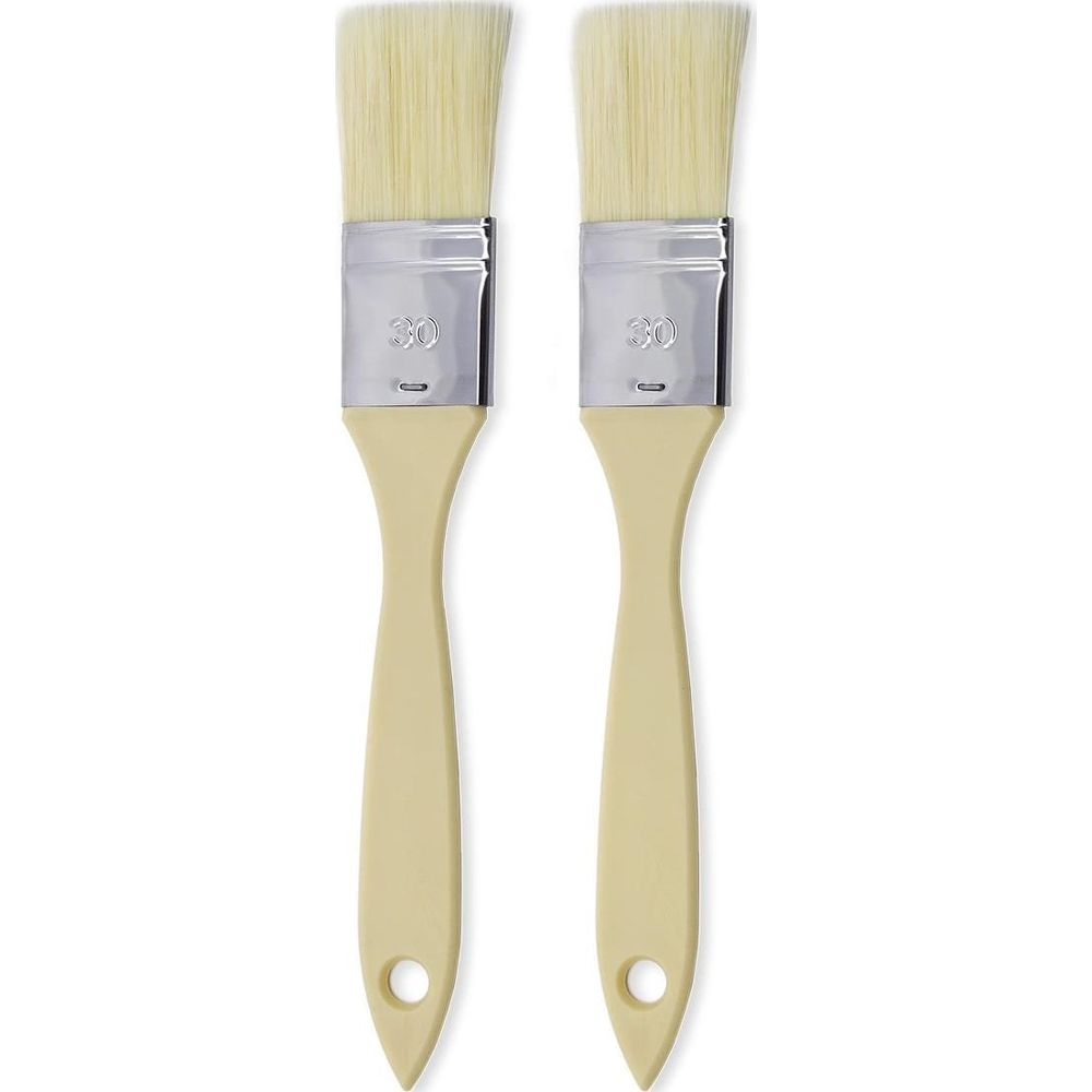 Zwei neue, flache Malerpinsel mit beigefarbenen Griffen und silbernen Zwingen.