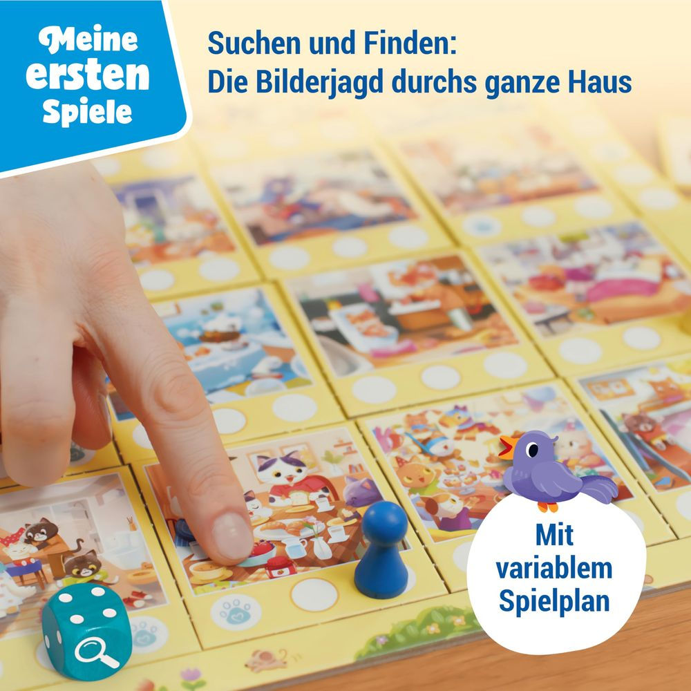 Brettspiel mit Bildkarten, Würfel und Spielfigur. Ein Finger zeigt auf eine Karte.