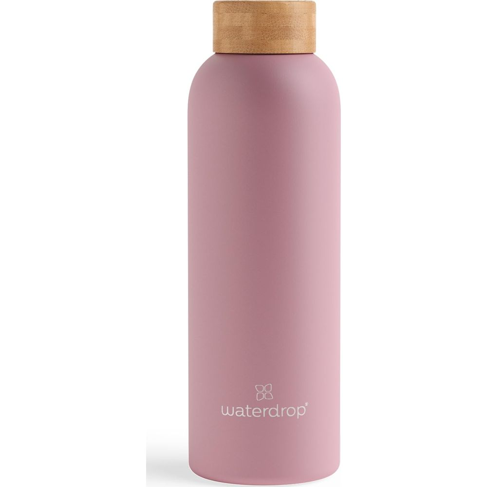 Eine matte, staubrosafarbene Wasserflasche mit einem Holzboden und dem Waterdrop-Logo.