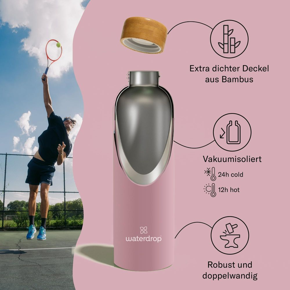 Ein Mann schlägt beim Tennis auf, daneben eine pinke Wasserflasche mit Bambusdeckel.
