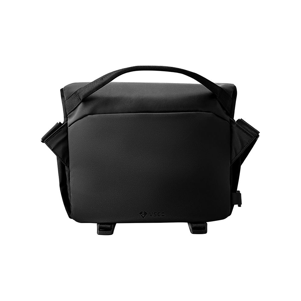 Una borsa a tracolla nera con manico superiore e fibbie.