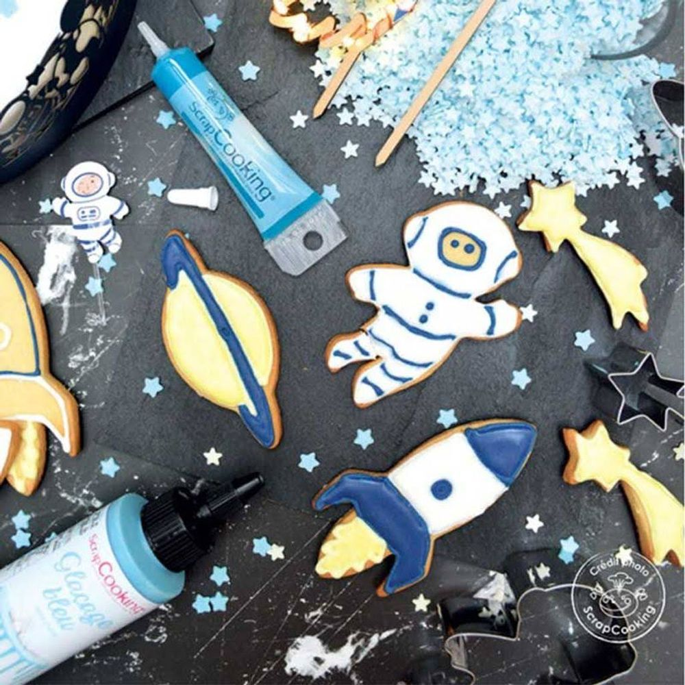 Weltraumkekse: Astronauten, Raketen, Planeten und Sterne auf dunklem Untergrund.