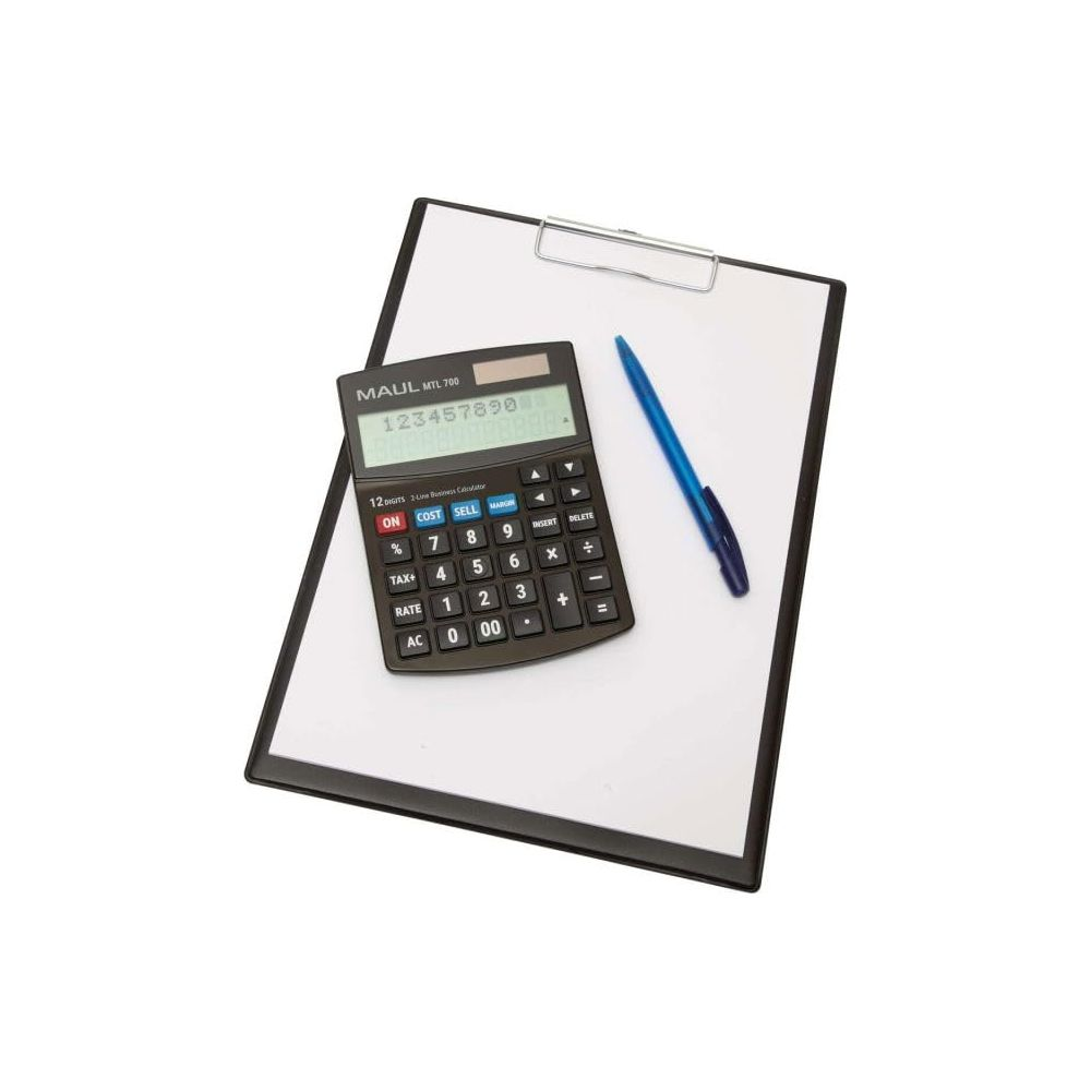 Ein schwarzer Taschenrechner mit blauer Stift auf einem Klemmbrett.