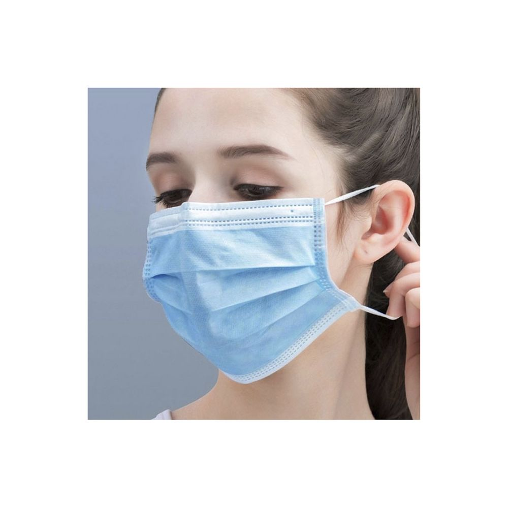 Nahaufnahme einer Frau mit einer blauen Gesichtsmaske und einem Ohrbügel.