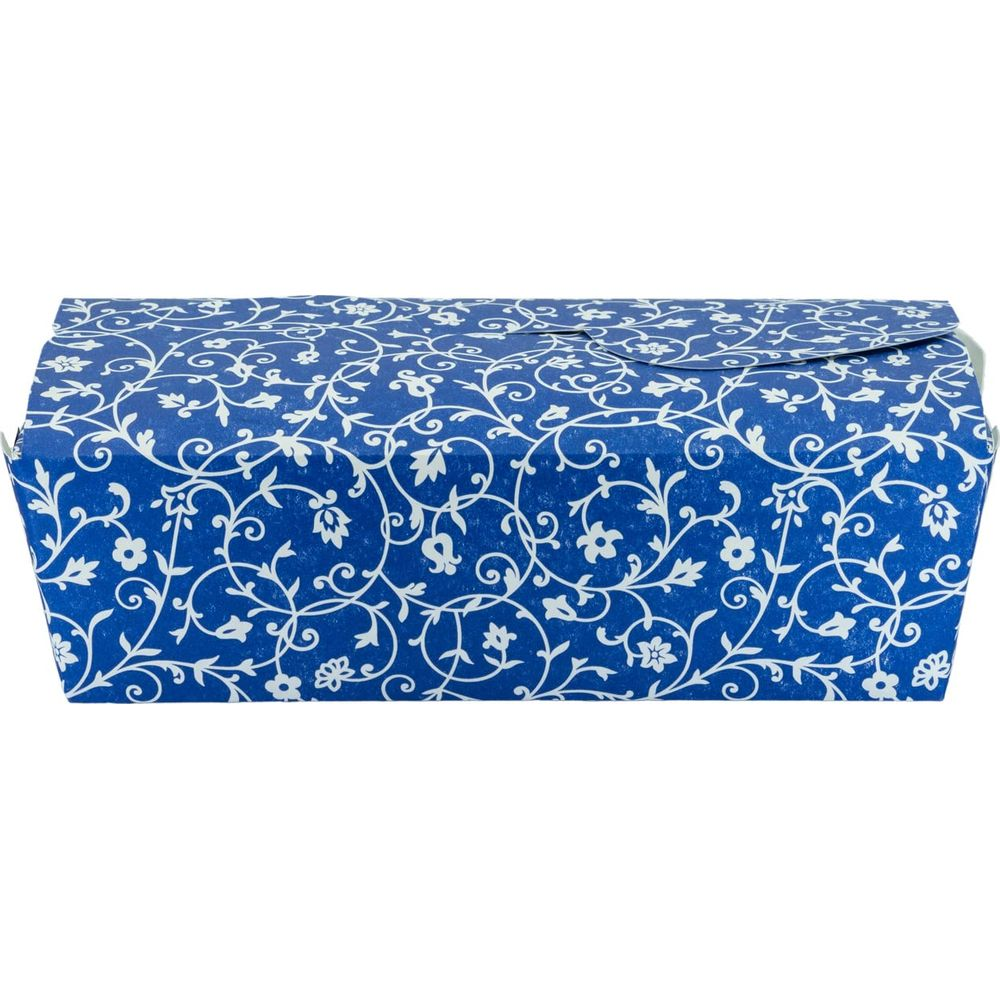 Eine blaue Geschenkbox mit weißem Blumenmuster, geschlossen.