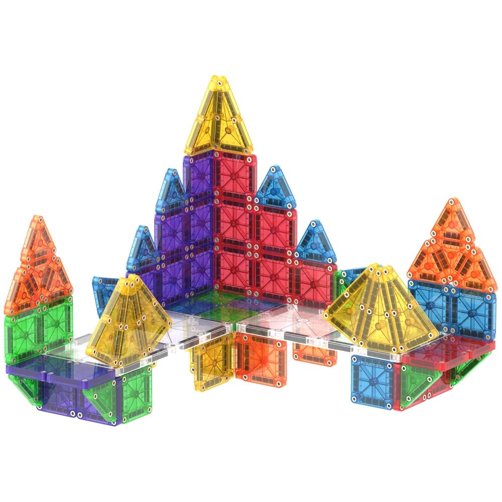 Blocs de construction magnétiques colorés forment une structure ressemblant à un château avec tours et ponts.